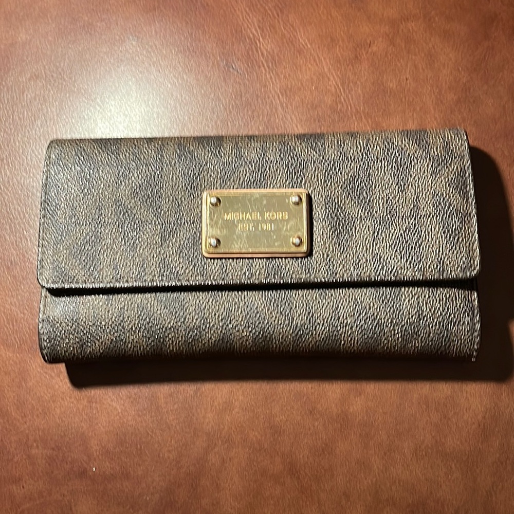 MIchael Kors logo wallet
